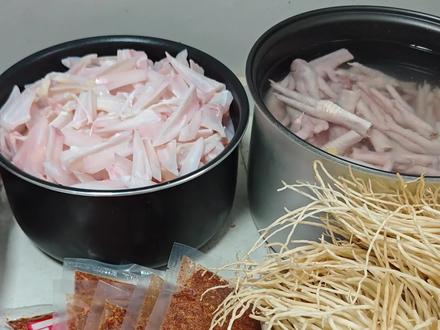 瓦味大杂烩教程来了
四斤鸡爪四斤脆骨,三斤菜根三斤牛皮#瓦味鸡爪 #佤味鸡爪杂烩 #瓦味牛皮菜根 #瓦味教程