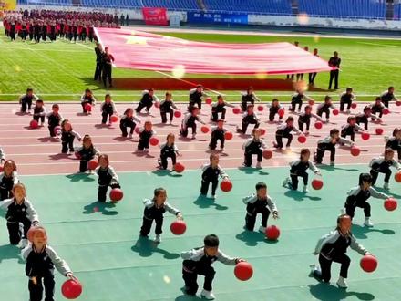 运动会开幕式上,二年级学生上演精彩篮球操,震撼全场。#上热门 #少年强则国强 #孩子们棒棒哒