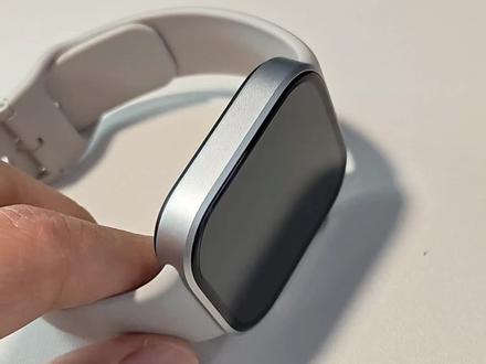 红米watch6做好这几步,让手表续航猛增
首先我们要选择一个耗电等级为1的表盘,这个数字是越小越好,耗电等级为3的,就是最为耗电,这两个表盘之间相差还是挺大的,大家要注意点儿。
然后,打开后台设置,找到设置,然后点击进入显示与亮度,把自动熄屏改为10~20秒之间,然后,把抬腕亮屏的时间,设置为定时开启。
最后把常亮显示关闭。这样你的手表续航就会提高很多,你学会了吗?#运动手表 #智能手表 #智能手表推荐