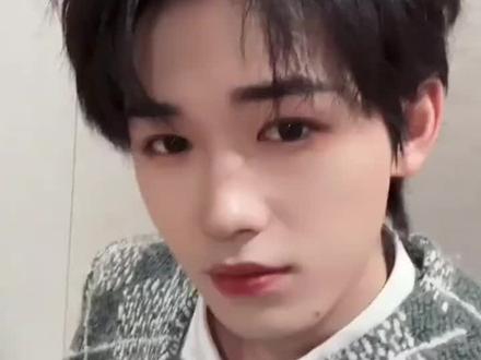 版本一(温柔治愈长文)
时光匆匆,又迎来了专属于你的日子。宋亚轩,2026.3.4.生日快乐。
从初见时的青涩少年,到如今愈发耀眼的模样,你一直用温柔和努力,治愈着每一个喜欢你的人。你的歌声干净纯粹,你的笑容明亮温暖,你对待世界的真诚与善良,都让人觉得格外珍贵。
新的一岁,愿你被世界温柔以待,平安喜乐,万事顺遂。
愿你在热爱的道路上,永远自在如风,无畏远方;愿所有美好与幸运都如约而至,所有努力都不被辜负。
不必追赶光芒,你本身就是星辰。
未来的路,我们会一直陪着你,岁岁年年,不离不弃。
版本二(深情走心版)
宋亚轩,生日快乐。
很庆幸在最好的时光里,遇见了闪闪发光的你。
你用温柔对抗世界的匆忙,用歌声传递心底的力量,用坚持证明少年的成长。每一次舞台,每一次进步,都让我们更加坚定,喜欢你是一件很值得、很幸福的事。
22岁,是崭新的起点,是更耀眼的未来。
愿你永远保持初心,保持热爱,保持那份干净纯粹的少年气;
愿你平安健康,无忧无虑,所想皆所愿,所行化坦途。
往后余生,春夏秋冬,朝朝暮暮,我们都会一直在,陪你走过更长更远的路。
版本三(文艺高级版)
春风如约而至,为少年献上最温柔的祝福。
宋亚轩,生日快乐。
你是藏在岁月里的美好,是落在人间的星光,温柔且坚定,纯粹又明亮。在喧嚣的世界里,你始终坚守本心,认真唱歌,认真成长, quietly shining。
新的一岁,愿你眼里有光,心中有梦,脚下有路;
愿你历经山河,仍觉人间值得;愿你前程似锦,未来可期。
不必迎合任何人,只管做最真实、最快乐的自己。
我们会一直在你身后,为你鼓掌,为你守候,陪你奔赴下一场更盛大的荣光。