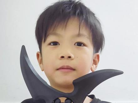 和老弟一起玩有趣的旋转飞镖玩具