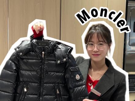 Moncler蒙口羽绒服保养指南❗#羽绒服 #蒙口 #蒙口羽绒服
蒙口用的最多的面料就是锦纶也就是尼龙,漆面防水尼龙~看起来是亮亮的,它的耐磨性很好,长期穿着不易磨损
.
既能防风也能防水,但锦纶面料比较怕尖锐物,像拉链,钩子,等尖锐部位,接触时要小心,不然容易刮破哦
.
蒙口的洗护保养也至关重要❗
手洗是最好的,30℃左右的温水,不冷不热热,加入羽绒服专用洗涤剂,搅拌均匀后用软毛刷刷,洗完之后用清水把自己冲洗干净避免残留
.
这些步骤听起来简单,可是操作起来没那么容易,最好是找一个靠谱手艺好的洗衣店交给专业的师傅😎
.
洗完后别急着拧,轻轻挤压或用干毛巾吸去多余水分,晾晒时要平铺,防止因重力导致羽绒服变形,羽绒分布不均的问题~
.
同样要避免暴晒,阳光中的紫外线会损伤面料和羽绒,放在通风阴凉处晾干最好
.
晾干要是发现羽绒结块,轻轻拍打能让它们重新蓬松起来
.
收纳时千万千万不要压缩羽绒服,挂在宽敞的衣柜里,保持蓬松状态.也可以在衣柜里放一些干燥剂,防止受潮
.
你学会了吗?
想看更多我们洗护蒙口大鹅的案例
来我主页逛逛吧