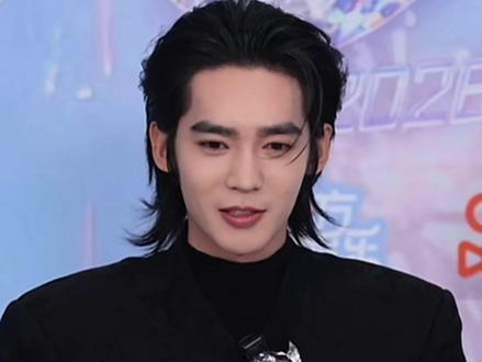 “粉丝总是说,我都不知道阿贝贝什么意思”🤣 他现在出门在外都会把小鱼儿挂嘴边了,好宠溺哈哈哈
适适说吉他是最靠近🫀的乐器之一,这个说法好浪漫啊~
#于适