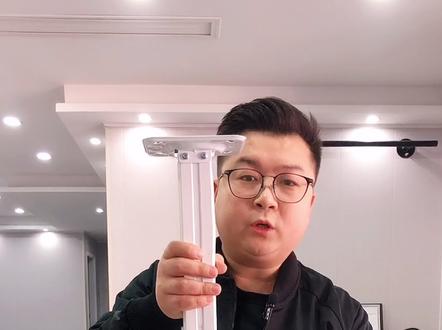 投影机如何安装。这种小投影机的吊架大部分都是通用的,安装方法大同小异。