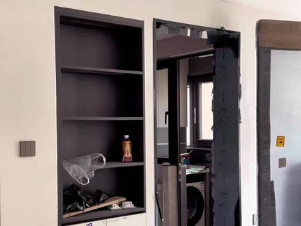 厨房门口安装一个幽灵门 即是厨房的门又是酒柜的门!一门两用!省钱省空间 又美观