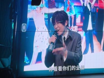 真要倍良哥这个ktv 催业绩笑死了 真的没人跟我一样喜欢良哥talking 这部分嘛!
他真的温文尔雅得好笑🤭
超好玩#徐良 #徐良演唱会 #徐良成都演唱会
