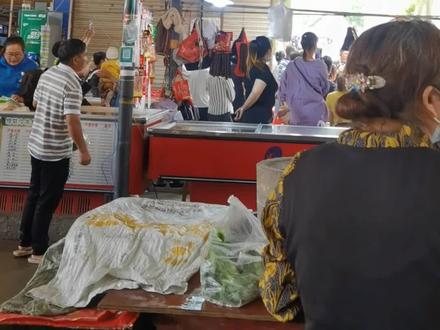 明星来芙蓉镇了,有杨幂。