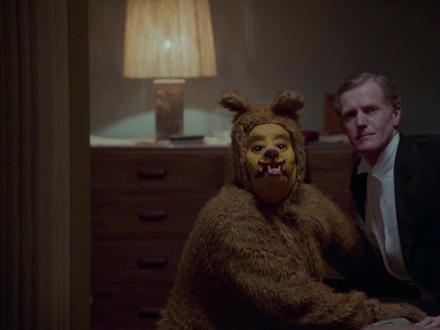 《闪灵》隐喻深度解读04:熊面具人和西装男代表了什么?