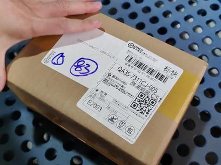 我的70pro终于到啦~刚拆箱就研究了下怎么判断是不是后封机,简单跟大家分享下:
1. 先看包装的塑封膜,原装封膜的边缘会比较整齐,而且用手摸起来质感很均匀,后封的可能会有气泡或者边缘翘起来的情况。
2. 再检查盒子上的IMEI码和手机里的是否一致,这个步骤很关键,后封机很容易在码上出问题。
3. 最后看看配件的包装,原装配件的塑封也有讲究,比如充电器、数据线的袋子,后封的可能会显得比较粗糙。
大家收到新机也可以这样检查一下哦~#华为手机 #华为mate70pro #华为mate80 #验机流程 #618好物节