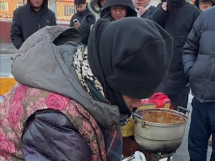 沈阳街头鸡骨棒大姨 魔丸VS灵珠#沈阳鸡骨棒大姨 #沈阳美食 #童年味道