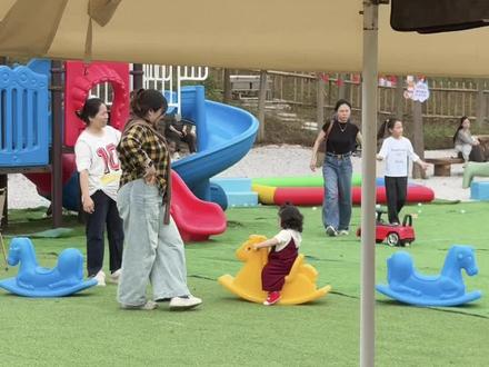 在南宁偶遇韩安冉的女儿优米,保姆朱奶奶把她带回广西过年了🤣本人简直是萌翻了!超可爱#韩安冉#宋浩然 #优米@优米Umi🧸