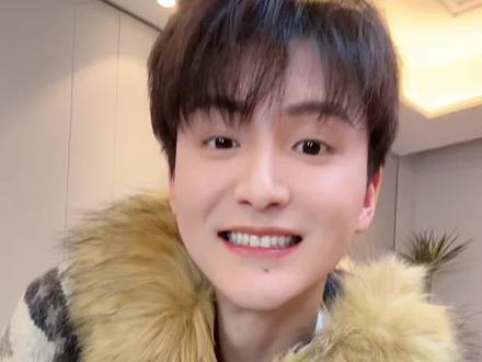 超级厚实的一件,在室内穿一会儿我都冒汗!这大毛领太漂亮了~#FDR #费尔岛毛衣 #毛衣外套 #针织毛衣 #秋冬穿搭