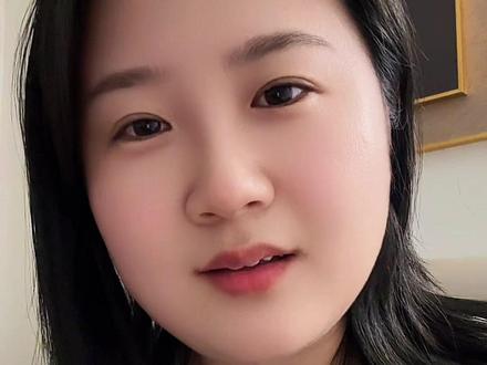 对亲人心尽到了就行,我们以前说百善孝为先,论心不论迹,论迹寒门无孝子,每个人都有自己的命,你不要老是把家人摆在自己所有事情的前面,有一些家人他就是来疲你的,有一些是来爱你的,有一些差不多就是来锁你的命的,你心疼他但他从不心疼你,从今天开始,我们必须学会一件事,就是无论对待我们的孩子朋友爸爸还是妈妈,还是你的原生家庭你的人生,我们都必须有一种智慧,叫做过耳不过心,慈悲而不沾,把对方的命运还给他,心尽到了就行,他愿意蹲在粪坑里就不要陪着他去蹲了,你试图唤醒他拉动他但你不知道,在你拉他的过程当中有可能会把你拽下去,更甚者踩你两脚,那就是他的命,一个人在他身上的业力很重的时候是没有办法视其正法的,所以说把他的命还给他,你只需要去负责你自己的命运就好,你把你自己的人生找回来,于失道者示其正路,于暗夜者点亮明灯