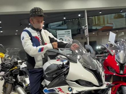 23款#宝马s1000rr 最大的改变是什么呢?有人说是价格,您同意么?#dou是好车 #爱机车爱生活 #日本#宝马m1000rr