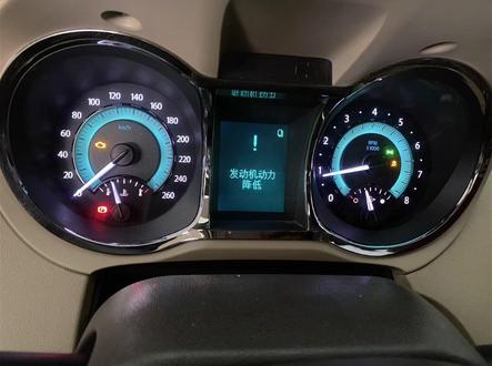 别克君越2.0T报P0191燃油导轨压力传感器性能。仪表提示发动机动力降低,请检修电子稳定系统。这车呢,偶发性故障,凉车容易出现,出现后故障码清除怎么试车都是好的,之所以难倒了这么多同行,是因为高压油泵和发动机模块太贵了,轻易换不得😂有的换了三四个高压油泵,传感器也换了好几个,甚至发动机模块也换了还不见得好,到底是哪个环节出错了🤔