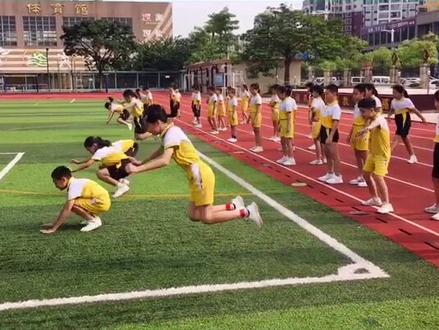 #立定跳远 也可以玩接力赛哦,氛围超棒!#体育课 #体育游戏 #体育老师 #跳远 #接力赛 #校园生活