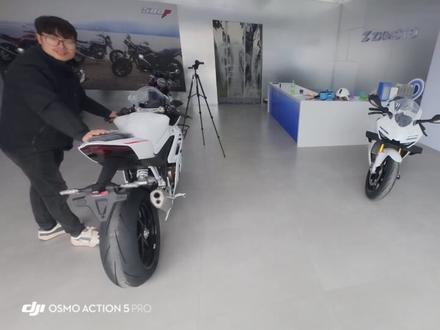 昨天喝蜜雪,今天提张雪✌️#摩托车 #张雪500rr #开箱视频 #日常Volg #第一视角