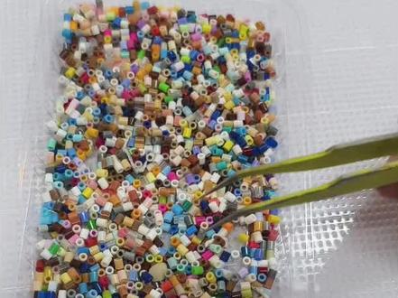 当用混豆来拼了个圣诞挂件#手工diy #拼豆 #圣诞 #圣诞节 #线条小狗