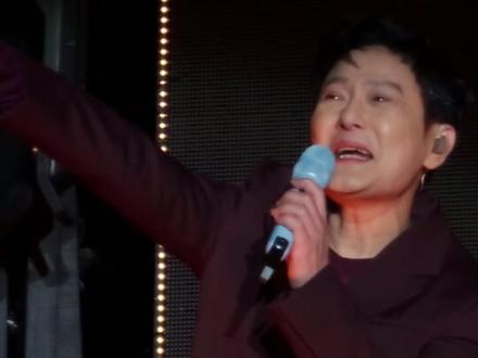 摇头晃脑的哲哲,你说的让对的人愈合伤害。#张信哲 #张信哲演唱会