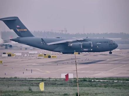 外媒:美国多架C-17运输机 500多吨物资抵达中国