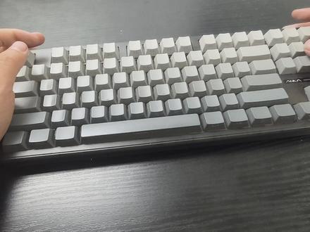 狼蛛F87 Pro拆解安装教程加装键盘工坊声音包效果展示 顶配8件套
井上poron全套
夹心棉:日本井上poron le20 厚度3.5
轴座棉:日本井上poron le20 厚度2
底 棉:日本井上poron le20 厚度0.5
轴下垫:8倍发泡ixpe 厚度0.5(精密开孔)
声优垫:pet材质不开灯孔
封包膜:轴座背膜双面带胶(用于固定轴座棉)+封包背膜(封闭)
轴上垫:整张0.5mm厚度
安装方法及顺序:
1用螺丝刀拆解外壳取下原装填充
2从上到下的顺序为:轴上垫(这个用轴体压住)-定位板-夹心棉-轴下垫-声优垫-电路板-轴座背膜(双面带胶先贴在电路板上)-轴座棉-整张背膜(完成封包)-底棉-底壳
注意事项
1轴下垫和声优垫无胶用轴体压住就行,可以装好轴体反过来装
2轴座背膜是双面带胶用于固定轴座棉,别贴反了哦
3封包背膜贴在轴座棉后面用于封包
4轴上垫放在定位板上面也是用轴体压住
5顶配8件套主要优化了材质和孔位,虽然8样但是都能装进去
#键盘 #客制化键盘 #狼蛛F87Pro #安装教程