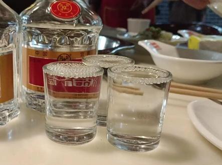 白酒行业遇冷?产量库存双失衡,行业转型迫在眉睫#白酒 #行业 #经济 #财富