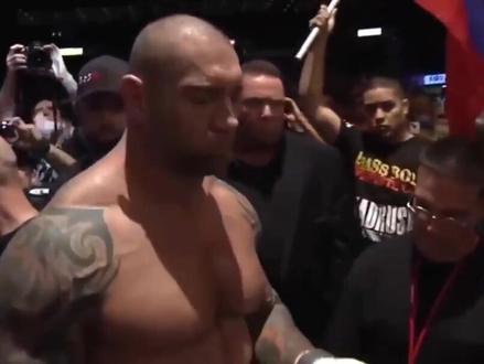 #WWE 前重量级冠军#巴蒂斯塔 #MMA 成功TKO对手,还有人说他是花架子吗?