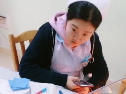 一大早带女儿来检查了,医生说是眼距宽了,长大后鼻梁挺起来就好了!没有任何斗鸡眼!感谢大家关心