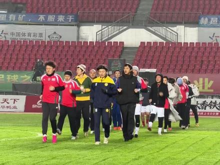 中国摇滚明星足球队踩场备战:为热爱而唱 为拼搏而战
