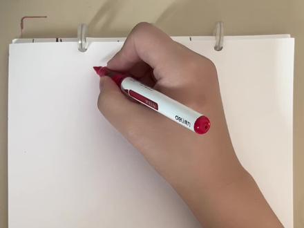 读者爱看先婚后爱,本质是期待 “已知结果下的未知过程”。
重点不是会不会爱,而是如何爱。
不是撒糖,是让糖在舌尖化开前的那个等待。
别写相爱,写相碍。
每一个亲密行为,都必须有"非自愿"的借口。
读者嗑的不是糖,是借口的裂缝里漏出的真心。
先婚后爱的精髓是后知后觉。让他/她在即将失去时,才看清早已拥有的东西。
最上头的不是表白,是失控。
先婚后爱最大的看点,从来不是"他们结婚了",而是两个陌生人,在婚姻的壳里,重新学会了相爱。
#先婚后爱#学习哪有不疯的 #写小说 #写小说技巧和方法 #写小说挣稿费