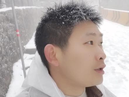 九江下雪了,唯有庐山极致,这里此时没有飞流直下三千尺,只有山涧大雪共白头,这个冬天如果你心中有爱,怎么样都值得来一次庐山#庐山雪景 #庐山 #各地雪景大赏 #带你看雪景 #九江游玩推荐