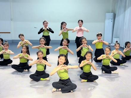 青天大老爷呀~ #青天大老爷手势舞谁跳谁萌 #手势舞 #舞蹈挑战 #舞蹈 #热门