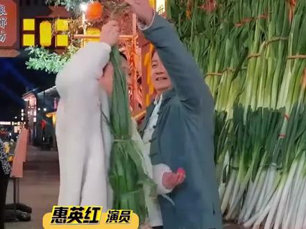 “葱生江南则为葱,生于章丘则为树”,章丘大葱“身高”能有2.68米,惊呆惠英红。(央视频号:CCTV-1非遗里的中国)