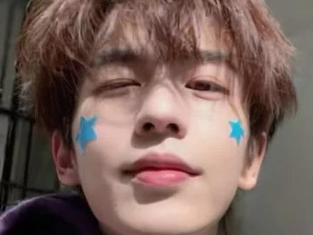 张凌赫脸上有星星手机壁纸来了!#剪映 #张凌赫 #张凌赫壁纸 #张凌赫脸上贴星星壁纸 #为什么你的脸上总是有星星 张凌赫脸上贴星星 张凌赫星星壁纸 张凌赫脸上贴星星壁纸 张凌赫脸上贴星星手机壁纸