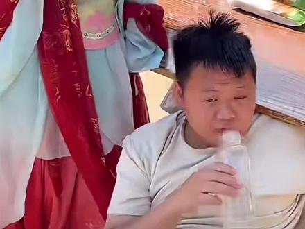 小聪太贪婪,小远拯救他还给他母亲安排工作!小聪居然没感恩心 #热点 找小远索要卖货一半提成,给小贝教官气的不行@小远不太远 @小远团队 #变形记#正能量#感恩#人性