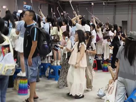 永远记得那天人多得窒息
#鞠婧祎 #线下人山人海 #来战 #阿黛
