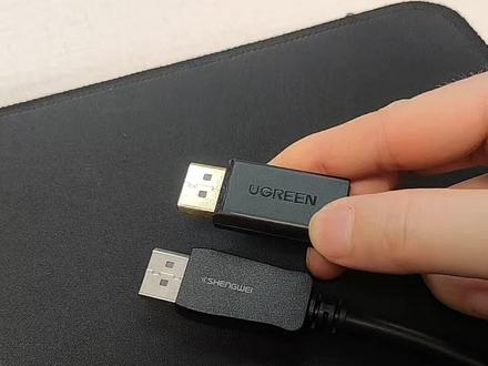 给显示器连接线削了个斜角,解决接触不良 显示器连接线,插不到位,接触不良,偶尔碰一下就会黑屏,需要重新插入,原本以为是连接线质量有问题,买来另一个品牌比对发现是同样的。那只有手工把这个接口改造一下,用美工刀把这个线束插头,这里需要一个斜角,应该是彻底解决了。这样显卡的dp接口和HDMI接口就能同时使用,接多个显示器了。#电脑知识 #电脑维修 #显示器连接线 #求高手鉴定 #DP接口