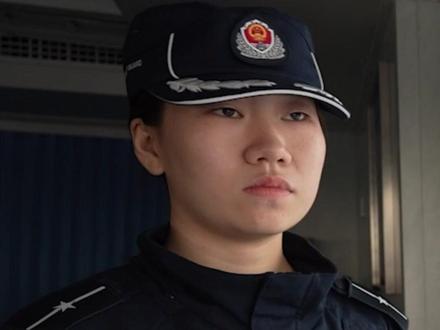 福建海警要求台方用中文交流 12月29日,福建海警组织舰艇编队位马祖岛、乌丘屿附近海域开展综合执法巡查。台舰艇使用英文向我海警舰艇喊话。海警执法员现场驳斥:“两岸同属一个中国,我们都是中国人,请你使用中文交流。搞‘台独’就是死路一条。搞武力对抗没有出路,请你们不要误判形势,引火烧身。”#媒体精选计划 @中国日报 @起底