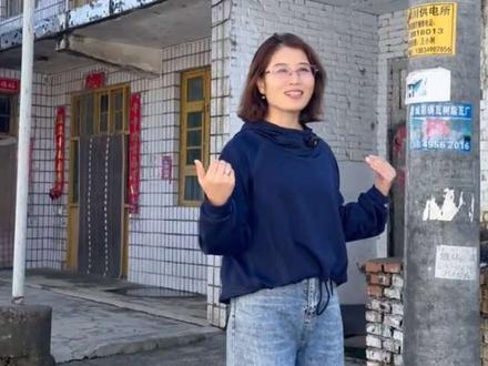 在古老的太行山上,蕴藏着太行山人民的勤劳智慧,清化古道就穿行于太行山晋庙铺犁川一带,在清化古道上的每一个村,每一个镇,每一个建筑都串联成了古老的传说,给今天的我们留下了太多的好奇,新房洼村,我是在很小的时候就听爸爸他们外出搞运输时常说的一个地名,当时,新房洼村对于我来讲就是大世界。几十年后,偶然的机会走进新房洼村。我的朋友柳老师说,这是他小时候常来的地方,因为他的姥姥姥爷就住在此处,而且他们的祖上就是修建新房洼村的第一座房子的主人,他津津有味的给我介绍他姥爷家的创业发家的故事,其中充满了自豪和喜悦感!让我一个外人也感同身受,身在其中穿越历史好像看到了曾经的人们正在忙碌修屋建舍,创业养家的忙碌身影,正值初秋,村里还有几位老人坐在街道两边,诉说着家长里短,看到我们在拍摄自己的家园,非常激动,说他们不舍得这一块土地,但是现在年轻人和孩子们都进城了,冬天他们也会进城过冬,只有夏天才会回到农村接接地气!是啊,我们何尝和他们不一样呢?这是我们赖以生存的土地,是我们热爱的太行山脉,我们要子子孙孙,孙孙子子延续下去,希望农村的烟火气再次燃起…… #乡愁记忆 #新房洼村 #太行山的故事 #古驿道 #古村落拍摄