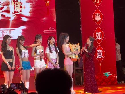悦影女团自我介绍片段 通知📢16号沙溪镇贾里村悦影女团演出继续进行中#悦影女团 #女团演出精彩片段