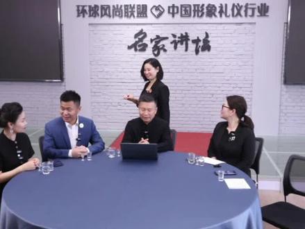 礼仪培训:下桌敬酒,你站对位置了吗? #礼仪培训 下桌敬酒,应该走到被敬者的左手边还是右手边?#礼仪培训师#GFA国际礼仪培训师#礼仪培训师证书怎么考