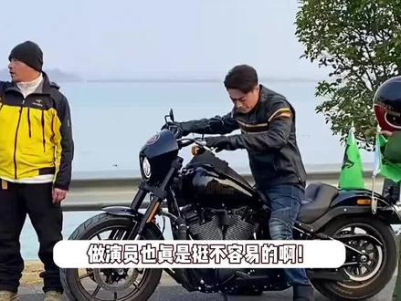 霍建华复出拍戏被偶遇,44岁华仔法令纹明显,控制饮食脸型消瘦 #霍建华 #明星八卦