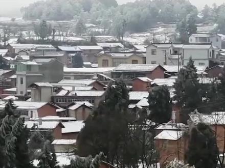 云南下雪了!亚热带地区弥勒市气温骤降20℃ 市民直接裹上羽绒服!