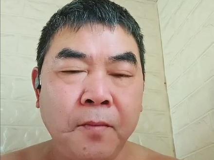 最近,一首名为《玉芬啊玉芬你让彪哥好伤心》的歌曲在网络上走红。这首洗脑歌的歌词直白地道出了“彪哥”对“玉芬”那份爱而不得的无奈与辛酸。其迅速流行全网的深层原因,并非这首歌旋律有多优美多好听,而在于它精准击中了一些人普遍的情感软肋。电视剧中范德彪这一角色在剧中倾尽全力却求而不得的经历,让“玉芬”从一个剧情中虚构角色演变成了一个承载大众遗憾与失落的情绪容器。在社交网络的放大下,玉芬让彪哥很伤心这个“梗”如同一个灵敏的情绪传感器。它借助戏谑、魔性的音乐节拍形式得以重生,让一些多年积压的集体记忆与个人遗憾找到了宣泄口。说到底这首歌的走红是因为它替无数人说出了那句藏在心底却未能说出口的那句话。心里的‘玉芬’成了留不住的‘雨风’。为大家提供了极具价值的情感共鸣。