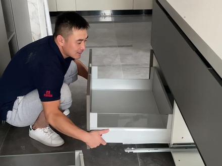 遇到的抽屉越多,学到的拆卸方式也就越多,安装抽屉的师傅为什么不把拆卸方式教给业主呢?评论区里面说说这是为什么
