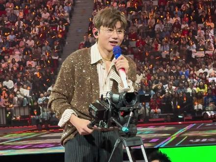 啊啊啊!!杰哥抽奖抽到黄霄云!!!就在我们面前!!!好近!!黄霄云抽到5g黄金小北币!!!!#张杰成都演唱会