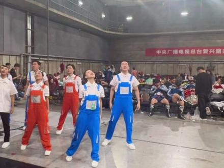 我倒要看看这《快乐小马》适不适合我们这些老马跳😜#人间扳手dandan编舞 #春晚 #抖音年味舞蹈大赏 #快乐小马