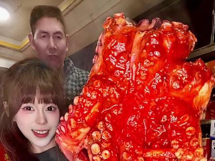 深夜偷吃巨无霸八爪鱼🐙父女联手,妈妈勿扰 #这才是名副其实的吃货 #这是真正的硬菜 #爆头八爪鱼#深夜偷吃