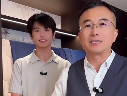这亲生的🫛和口袋里的🫛就是好使哈,直播间人数一直1w+哈哈哈。你们都在毛毛雨购买了吗?😁😁#爱妻者风生水起 #夫妻还是原配好 #毛毛雨毛巾 #直播录屏分享 #种草激励计划