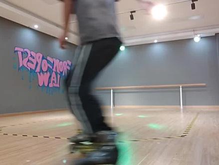 第一课:倒滑动作练习 一分钟教会你应该怎么去练习 掌握好方法你也一样能。#创作灵感 #轮滑教学 #轮滑知识